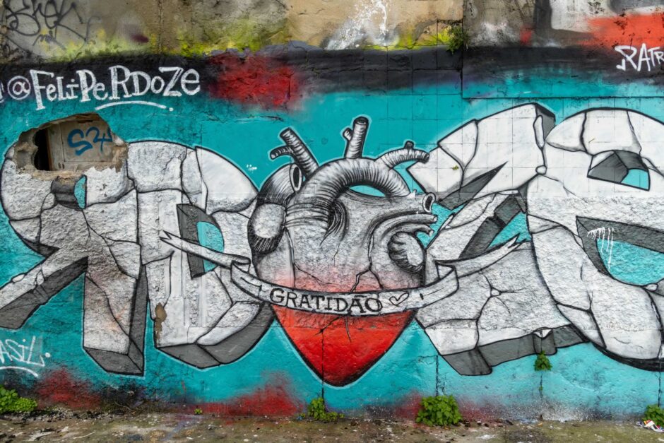 cacilhas dock ruins graffiti heart